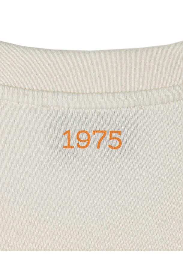 1975 HALF SLEEVE T-SHIRT - 아이보리 (P253UTS501)는 부드러운 면 소재로 제작된 반팔 티셔츠입니다. 라운드넥 디자인에 세미오버핏으로 편안한 착용감을 제공하며, 봄, 여름, 가을, 겨울 사계절 내내 활용 가능합니다. 베이직한 스타일로 어떤 룩에도 잘 어울리며, 1975 프린트와 자전거 프린트 디테일이 돋보입니다. 데일리웨어로 손색없으며, 50주년 포인트 라벨이 특징입니다. 동네 마실룩, 캐주얼, 미니멀, 클래식 스타일을 즐기는 분들께 추천합니다.
