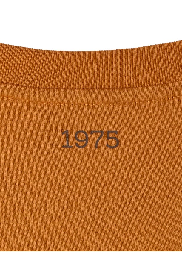 1975 HALF SLEEVE T-SHIRT - 오렌지 (P253UTS501)는 면 소재의 부드러운 촉감이 돋보이는 반팔 티셔츠입니다. 넉넉한 세미 오버핏으로 편안한 착용감을 선사하며, 라운드넥 디자인으로 제작되었습니다. 봄, 여름, 가을 계절에 데일리웨어로 활용하기 좋으며, 캐주얼, 미니멀, 스트리트 스타일을 연출할 수 있습니다. 1975 프린트와 자전거 프린트가 포인트이며, 50주년 기념 라벨이 부착되어 특별함을 더합니다. 동네 마실룩이나 산책룩으로 활용하기 좋은 아이템입니다.
