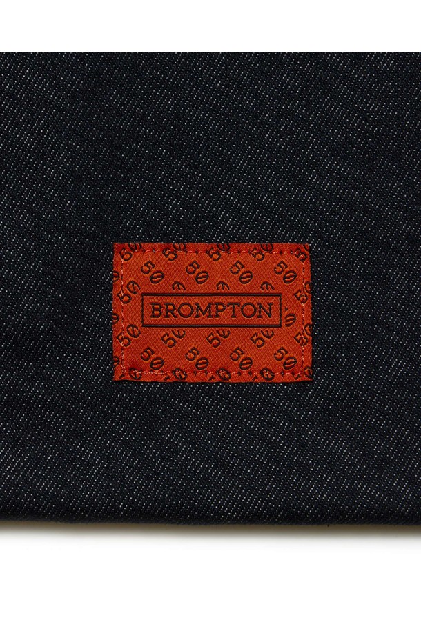 1975 에코백 - 인디고 (P255ATO501)는 캐주얼 및 미니멀 스타일을 선호하는 남성을 위한 가방입니다. 면과 폴리에스터 혼방의 튼튼한 소재로 제작되었으며, 가볍고 편안한 착용감을 제공합니다. 인디고 컬러에 로고 패턴이 돋보이며, 사각 모양의 미디엄 사이즈로 일상 및 캐주얼 용도로 활용하기 좋습니다. 오픈형 잠금 방식과 '프린트' 및 '라벨' 디자인 장식이 특징이며, 50주년 기념 제품으로 소장 가치를 더합니다. 봄, 여름, 가을, 겨울 사계절 모두 사용 가능합니다.
