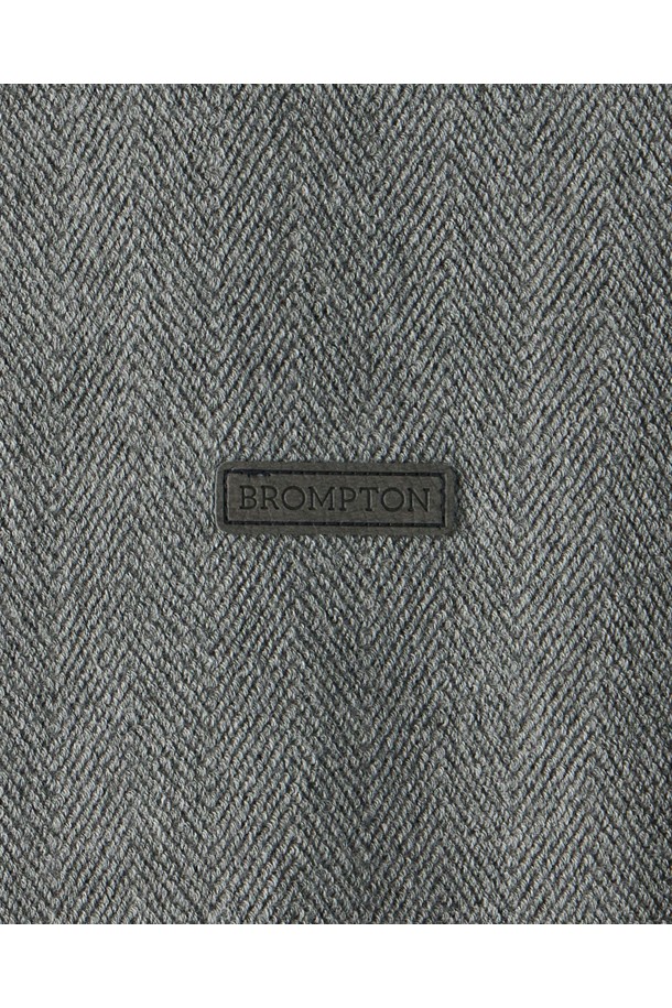 헤링본 조직감으로 고급스러운 무드를 연출하는 HERINBONE SWEATSHIRT - M/GREY (헤링본 스웨트셔츠 - M/그레이)입니다. 면과 폴리우레탄 혼방 소재로 제작되어 편안한 착용감을 선사하며, 레귤러 핏과 라운드넥 디자인으로 심플하면서도 세련된 스타일을 완성합니다. 봄, 여름, 가을, 겨울 사계절 모두 활용 가능하며, 미니멀, 클래식, 캐주얼 스타일을 즐기는 분들께 추천합니다. 특히, 가죽 디테일이 포인트로 더해져 카페룩과 같은 TPO에 잘 어울립니다. M/GREY, BLACK, ORANGE 세 가지 색상으로 만나보세요.
