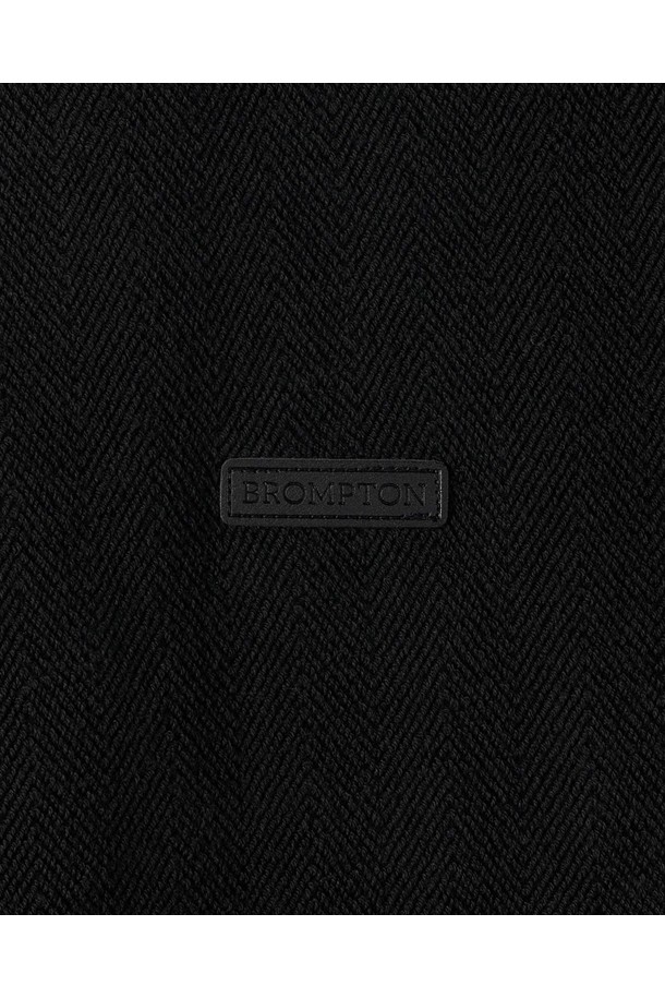 헤링본 스웨트셔츠 - 블랙 (P254USW480)는 면과 폴리우레탄 혼방 소재로 제작되어 부드러운 착용감과 내구성을 자랑합니다. 블랙, MGREY, ORANGE 세 가지 컬러로 출시되었으며, 세미 오버핏으로 편안하면서도 세련된 핏을 연출합니다. 헤링본 패턴과 가죽 디테일 포인트가 특징이며, 일상, 데이트룩, 카페룩 등 다양한 TPO에 활용 가능합니다. 크루넥 디자인에 긴 소매 기장으로, 봄, 여름, 가을, 겨울 사계절 모두 착용할 수 있는 실용적인 아이템입니다. 클래식, 미니멀, 캐주얼 등 어떤 스타일에도 잘 어울리는 프리미엄 스웨트셔츠입니다.
