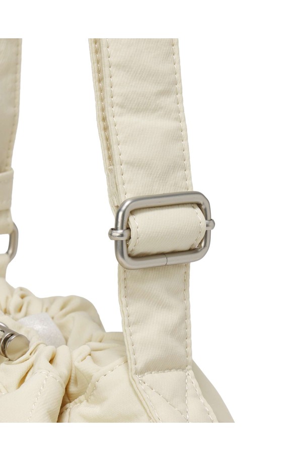 크림 컬러의 퀄팅 드로우 스트링 백입니다. 가볍고 얇은 나일론, 폴리에스테르 혼방 소재로 제작되었으며, 미디엄 사이즈의 사각 쉐입입니다. 캐주얼, 미니멀, 시티보이 스타일을 연출하기 좋으며, 동네 마실룩이나 여행룩에 매치하기 좋습니다. 퀄팅과 스터드/찡 장식, 로고 디테일이 돋보이며, 조임용 끈으로 간편하게 여닫을 수 있습니다. 일상에서 가볍게 사용할 수 있는 실용적인 가방입니다.
