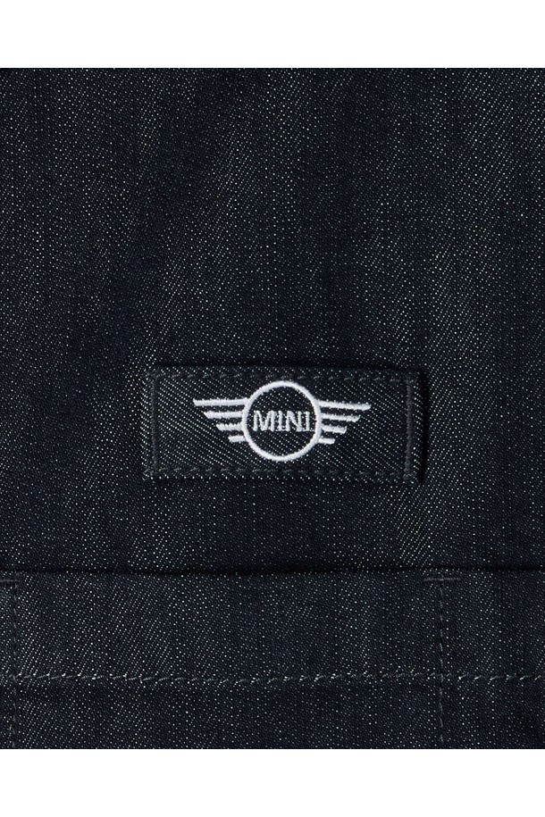 BMW MINI X 브롬톤 데님 점프수트 - 인디고 (P253MJS510)는 캐주얼과 스트리트 스타일을 모두 아우르는 남녀공용 데님 점프수트입니다. 봄, 가을에 적합하며, 인디고 컬러의 무지 디자인으로 어떤 스타일에도 쉽게 매치할 수 있습니다. 데님 소재 특유의 견고함과 편안함을 제공하여 일상에서 활동적인 스타일을 연출하기 좋습니다. 심플하면서도 개성 있는 스타일을 원하는 분들께 추천하는 아이템입니다.
