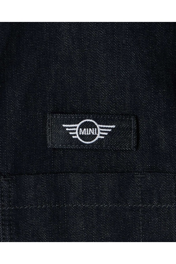 BMW MINI X BROMPTON(브롬톤) 데님 셔츠 - 인디고(P253MSH510)는 캐주얼하고 미니멀한 스타일을 추구하는 남성 고객을 위한 제품입니다. 색 바램 방지 데님 원단을 사용하여 제작되었으며, 봄, 여름, 가을, 겨울 사계절 내내 착용 가능합니다. 차이나 칼라와 릴랙스 핏으로 편안한 착용감을 제공하며, 워크웨어 디자인에 MINI 엠블럼 디테일과 Brompton(브롬톤) 포인트 라벨을 더했습니다. 특수 포켓 디자인과 연필 홀더를 포함하여 실용성을 높였으며, 동네 마실룩이나 출근룩에 모두 잘 어울립니다.
