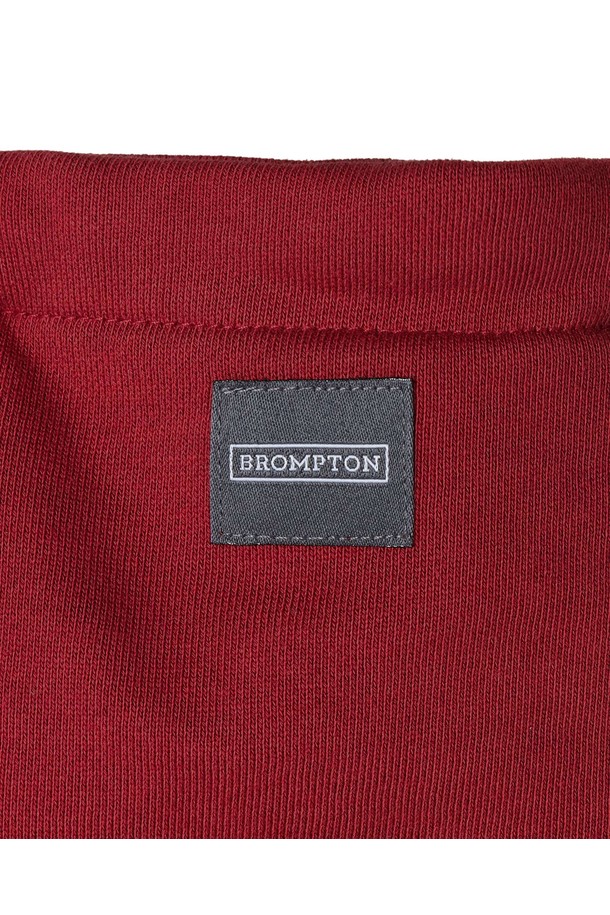 BMW MINI X 브롬톤 후디 - 레드 (P253UHD510)는 BMW MINI(비엠더블유 미니)와 브롬톤의 콜라보레이션으로 탄생한 남녀 공용 후드티입니다. 부드러운 면과 폴리에스테르 혼방 소재로 제작되어 편안한 착용감을 제공하며, 봄, 여름, 가을, 겨울 사계절 내내 활용 가능합니다. 레귤러 핏에 앞면 그래픽 디자인과 로고 프린팅으로 캐주얼한 스타일을 연출하며, 일상, 집콕, 겨울 데일리룩 등 다양한 TPO에 적합합니다. 스타일은 캐주얼, 미니멀, 스트리트 무드를 동시에 만족시키며, 중간 두께감으로 어떤 코디에도 활용하기 좋습니다.
