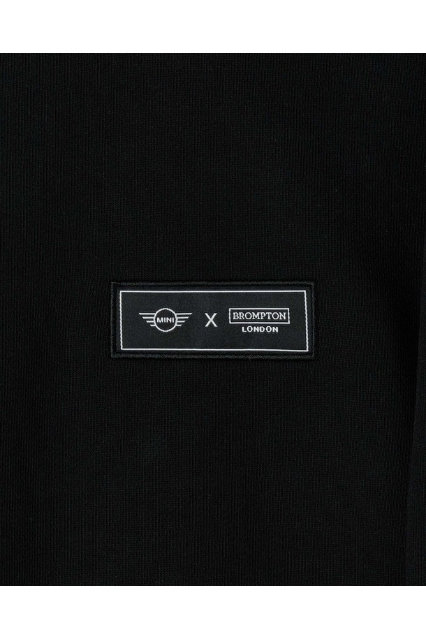 BMW MINI X BROMPTON 스웨트셔츠 - 블랙 (P253USW510)는 BMW MINI와 브롬톤의 콜라보레이션으로 탄생한 스웨트셔츠입니다. 면과 폴리에스테르 혼방 소재로 제작되어 부드러운 촉감과 가벼운 착용감을 제공합니다. 레귤러 핏, 라운드넥 디자인으로 편안한 착용이 가능하며, 일상 및 캐주얼 스타일 모두에 잘 어울립니다. 블랙, 레이싱 그린, 베이지 세 가지 컬러 옵션으로 출시되었으며, 봄/가을/겨울 계절에 활용하기 좋습니다. 클래식, 캐주얼, 미니멀 스타일을 즐기는 분들께 추천하는 겨울 데일리룩 아이템입니다.
