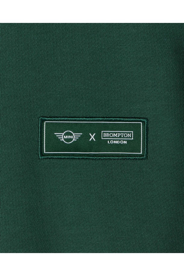 BMW MINI X BROMPTON 스웻셔츠 - 레이싱 그린 (P253USW510)은 BMW MINI와 BROMPTON의 콜라보레이션으로 탄생한 맨투맨입니다. 레이싱 그린, 베이지, 블랙 세 가지 색상으로 출시되었으며, 면, 폴리에스터, 폴리우레탄 혼방 소재로 제작되어 부드러운 촉감과 가볍고 편안한 착용감을 선사합니다. 전면에는 콜라보 와펜 디테일이 돋보이며, 라운드넥에 레귤러 핏으로 제작되어 데일리룩과 캐주얼룩에 활용하기 좋습니다. 봄, 여름, 가을, 겨울 사계절 모두 착용 가능한 시즌리스 아이템으로, 동네 마실룩이나 카페룩 등 다양한 TPO에 맞춰 스타일리시하게 연출할 수 있습니다.
