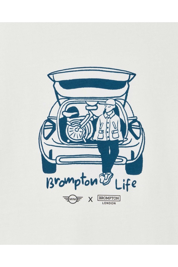 BMW MINI (비엠더블유 미니)와 브롬톤의 콜라보레이션 티셔츠입니다. 10수 코튼 100% 소재로 제작되어 부드러운 촉감을 선사하며, 사계절 내내 편안하게 착용할 수 있습니다. 릴랙스 핏의 라운드넥 디자인으로 캐주얼하고 미니멀한 스타일을 연출합니다. 화이트 컬러 바탕에 프린트, 로고, 캐릭터 무늬가 돋보이며, 동네 마실룩이나 여행룩에 적합합니다. 신축성은 없으며, 반소매 기장입니다.
