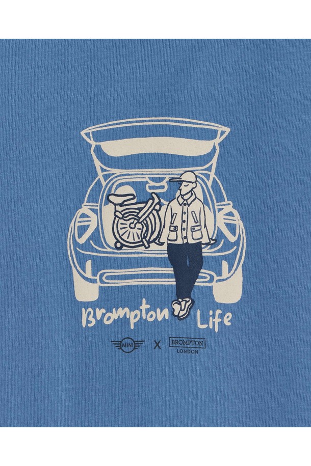 BMW MINI X 브롬톤 티셔츠 - 블루 (P253UTS510)는 BMW MINI와 브롬톤의 콜라보레이션으로 탄생한 캐주얼 티셔츠입니다. 10수 코튼 100% 소재로 제작되어 부드러운 촉감을 선사하며, 가볍고 얇은 두께로 봄, 여름철 편안하게 착용하기 좋습니다. 라운드넥과 릴랙스 핏 디자인으로 데이트룩이나 동네 마실룩 등 다양한 TPO에 활용 가능합니다. 위트 있는 그래픽 프린트가 돋보이는 블루 컬러의 반소매 티셔츠로, 미니멀하고 클래식한 스타일을 연출해보세요.

