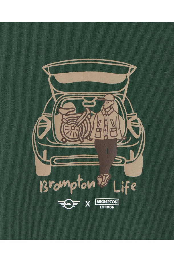 BMW MINI (비엠더블유 미니)와 BROMPTON (브롬톤)의 콜라보레이션 티셔츠입니다. 레이싱 그린, 블루, 블랙, 화이트 4가지 색상으로 출시되었으며, 일상생활에서 편안하게 착용하기 좋습니다. MINI 트렁크에 앉아있는 브롬톤 유저 디자인의 프린트가 특징이며, 10수 코튼 100% 소재로 제작되어 부드러운 촉감을 선사합니다. 봄, 여름 시즌에 단독 또는 레이어드하여 캐주얼, 미니멀, 스트리트 스타일을 연출할 수 있으며, 동네 마실룩이나 여행룩으로 활용하기 좋습니다. 릴렉스 핏의 라운드넥 반소매 티셔츠입니다.
