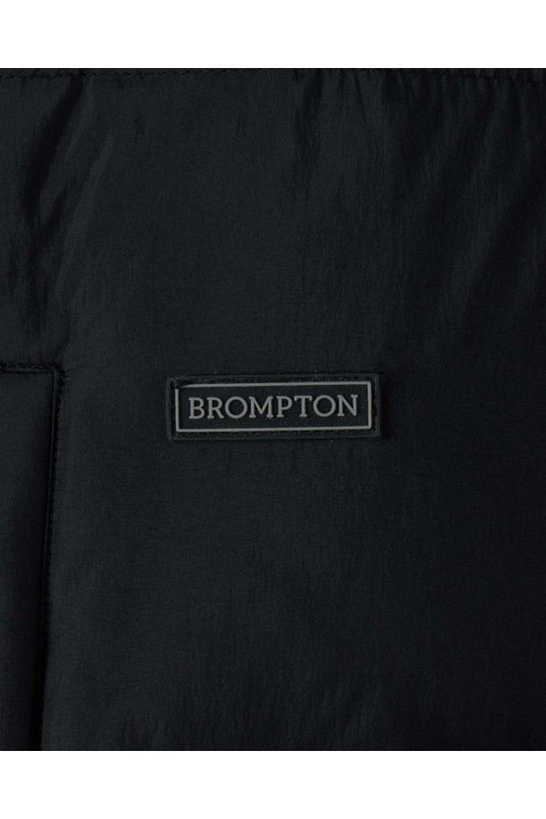 CURVED DOWN - BLACK (P254UDW138)는 겨울철 따뜻함과 스타일을 동시에 만족시키는 블랙 컬러의 남녀 공용 패딩 점퍼입니다. 캐주얼, 스포티 무드의 오버핏 디자인으로, 일상에서 편안하게 착용하기 좋습니다. 나일론 소재로 제작되어 부드러운 촉감과 방풍, 보온 기능을 제공합니다. 두꺼운 두께감과 퀼팅 디테일, 후드 디자인으로 한겨울 추위에도 끄떡없는 따뜻함을 선사하며, 긴 소매와 집업 여밈 방식으로 편리함을 더했습니다. 미니멀한 스타일을 선호하는 분들께 추천하는 아이템입니다.
