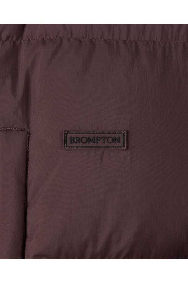 CURVED DOWN - BRICK (P254UDW138)는 부드러운 촉감의 폴리에스테르 소재로 제작된 여성용 패딩 점퍼입니다. 브라운 및 버건디 컬러로 출시되었으며, 캐주얼 및 미니멀 스타일을 연출하기 좋습니다. 겨울철 일상복으로 적합하며, 두꺼운 두께감과 오버핏, 후드 및 퍼프소매 디자인으로 포근함을 더했습니다. 집업 방식으로 간편하게 착용할 수 있으며, 크롭 기장으로 스타일리시함을 강조했습니다. 안감은 패딩 처리되어 보온성을 높였습니다.
