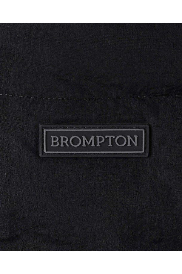 FLEECE JUMPER (플리스 점퍼) - BLACK (P254UFT135)는 겨울철 데일리 아우터로 활용하기 좋은 플리스 점퍼입니다. 블랙 (BLACK) 및 틸 그린 (TEAL GREEN) 두 가지 색상으로 출시되었으며, 캐주얼 스타일의 그리드 조직 플리스 소재로 제작되었습니다. 두꺼운 두께감과 부드러운 촉감으로 따뜻함을 제공하며, 레귤러, 세미오버, 오버핏 등 다양한 핏으로 연출할 수 있습니다. 양면 사용이 가능하며, 후드 충전재, 배색 디테일, 앞판 하단 삼각 자수 로고 및 후드 실리콘 와펜 등의 특징을 갖춘 후드 집업 스타일의 긴소매 점퍼입니다. 겨울 데일리룩, 캠핑룩, 산책룩 등 다양한 TPO에 캐주얼, 고프코어, 미니멀 스타일로 코디할 수 있습니다.
