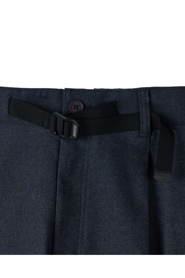 REGULAR FIT PANTS - INDIGO (P254MPT130)는 가을, 겨울 시즌에 어울리는 레귤러 핏 팬츠입니다. 면, 폴리에스테르, 레이온, 폴리우레탄 혼방 소재로 제작되어 캐주얼한 무드를 연출하며, 두꺼운 두께감으로 따뜻하게 착용할 수 있습니다. 허리부터 발목까지 깔끔하게 떨어지는 직선 실루엣과 원턱 디자인이 특징이며, 뒷포켓 웰트 포인트로 포인트를 더했습니다. 데님과 같은 외관으로 겨울 데일리룩, 동네 마실룩, 출근룩 등 다양한 TPO에 활용하기 좋으며, 캐주얼, 미니멀, 클래식 스타일을 즐기는 분들께 추천합니다.
