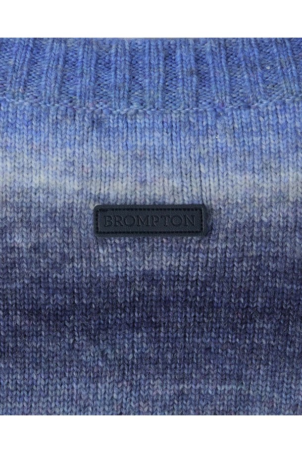 그라데이션 베이직 스웨터 - 블루 (P254MKT431)는 부드러운 촉감의 긴소매 스웨터입니다. 아크릴, 나일론, 모 혼방의 고급스러운 소재로 제작되었으며, 봄, 여름, 가을, 겨울 계절에 착용하기 좋습니다. 그라데이션 패턴 원사를 사용하여 은은한 포인트 디자인을 더했으며, 세미 오버핏과 라운드넥으로 편안한 착용감을 선사합니다. 미니멀, 클래식, 캐주얼 스타일을 즐겨 입는 분들께 데일리룩 또는 레이어드 스타일링을 위한 안성맞춤 아이템입니다. 고급스러운 무드를 연출하며, 다양한 스타일로 활용 가능합니다.
