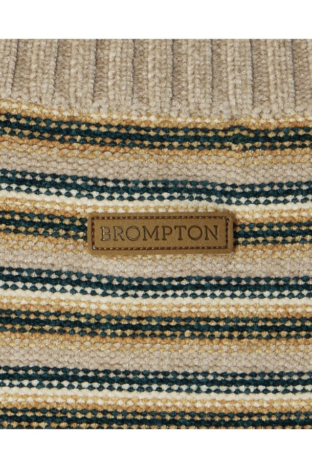 "CHENILLE STRIPE KNIT - BEIGE (P254MKT432)"는 포근하고 부드러운 착용감을 선사하는 베이지 컬러의 서닐 스트라이프 니트입니다. 가을, 겨울에 어울리는 두꺼운 두께감의 라운드넥 긴소매 니트로, 4가지 서닐 원사를 활용하여 탄탄하게 제작되었습니다. 리버스 조직과 7GG 니트 짜임으로 완성되어 내구성을 높였으며, 베이직한 스트라이프 패턴이 특징입니다. 레귤러핏과 오버핏 두 가지 핏으로 출시되어 다양한 스타일을 연출할 수 있으며, 겨울 데일리룩, 카페룩, 모임룩 등 다양한 TPO에 활용 가능합니다. 클래식, 미니멀, 캐주얼 스타일을 즐겨 입는 분들께 추천합니다.
