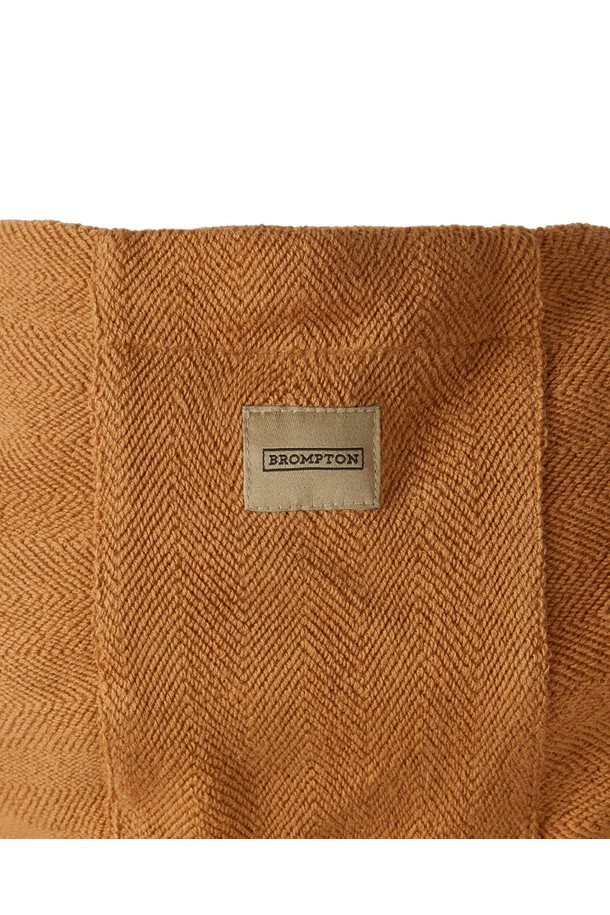 헤링본 후드 - 오렌지 (P254UFT480)는 세련된 스타일을 추구하는 당신을 위한 후드 점퍼입니다. 면과 폴리우레탄 혼방 소재로 제작되어 고급스러운 촉감과 약간 두꺼운 두께감을 자랑하며, 봄, 가을, 겨울 시즌에 폭넓게 활용할 수 있습니다. 헤링본 패턴과 가죽 디테일, 입체감 있는 조직감이 돋보이며, 세미 오버핏으로 편안한 착용감을 선사합니다. 가디건 스타일의 여밈 방식으로 편안하게 걸칠 수 있으며, 데일리룩 또는 산책룩에 클래식, 미니멀, 캐주얼 무드를 더해줍니다. 안감은 면으로 마감되어 부드러운 착용감을 제공합니다.
