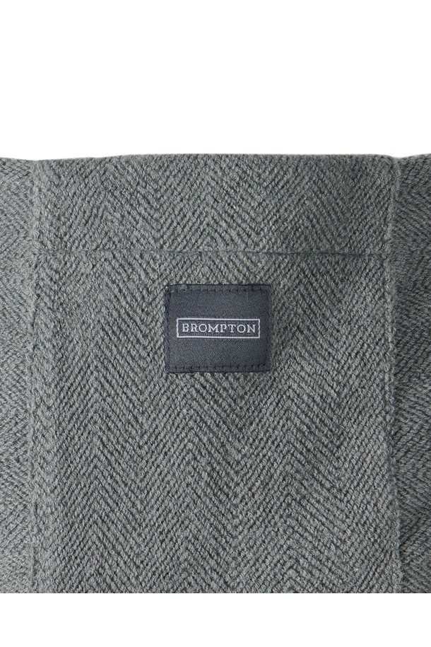 HERRINGBONE HOOD - M/GREY (P254UFT480)는 고급스러운 분위기의 헤링본 패턴 후드입니다. 면과 폴리우레탄 혼방 소재로 제작되어 부드러운 촉감과 편안한 착용감을 선사하며, 가을, 겨울, 봄까지 폭넓게 활용할 수 있습니다. 가죽 디테일이 돋보이며, 독특한 원단 조직감으로 세련된 스타일을 연출합니다. 특히, 겨울철 데일리룩에 클래식, 미니멀, 캐주얼 스타일을 더해 고급스러운 분위기를 완성할 수 있습니다. M/GREY, BLACK, ORANGE 세 가지 컬러로 만나보세요.
