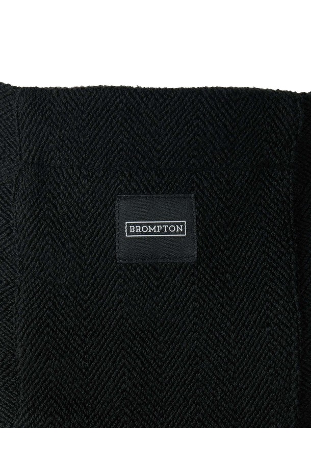 헤링본 후드 - 블랙 (P254UFT480)은 캐주얼, 미니멀, 클래식 스타일을 모두 아우르는 후드 점퍼입니다. 면 소재에 중간 두께감으로 봄, 여름, 가을, 겨울 사계절 내내 활용 가능하며, 오버핏과 루즈핏으로 편안한 착용감을 선사합니다. 헤링본 패턴과 가죽 디테일, 카디건 스타일 후드 디자인이 돋보이며, 단독 착용으로도 충분히 멋스러운 연출이 가능합니다. 동네 마실룩이나 가을 나들이룩에 스타일리시하게 매치하여 입체적인 텍스처를 즐겨보세요. 블랙, MGREY, ORANGE 세 가지 컬러로 출시되었습니다.
