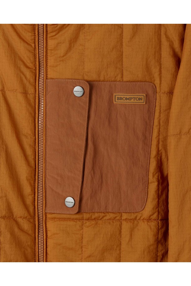 오렌지 컬러의 SQUARE-QUILTED PADDED JUMPER (P254UPD130)는 캐주얼, 스포티한 스타일의 오버핏 패딩 점퍼입니다. 봄, 가을, 겨울 시즌에 착용하기 좋으며, 립스탑 원단과 사각 퀄팅 패턴으로 디자인되었습니다. 부드러운 촉감의 나일론, 폴리에스테르 혼방 소재로 제작되었으며, 두꺼운 두께감으로 보온성을 높였습니다. 긴 소매와 집업 스타일, 가슴 포켓 디테일, 방수 기능이 더해져 겨울 데일리룩, 산책룩, 여행룩에 활용하기 좋습니다. 실리콘 패치가 포인트로 더해져 미니멀한 무드를 연출합니다.
