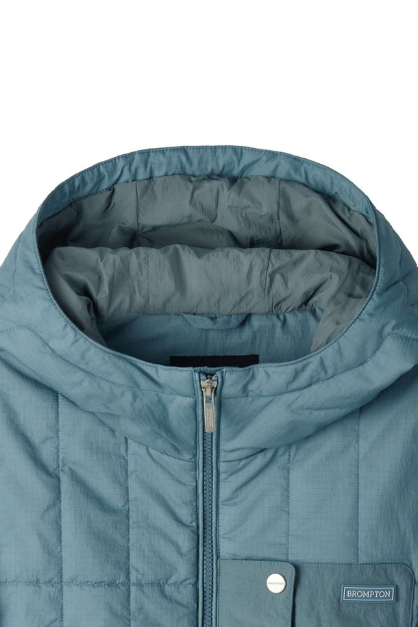 라이트블루 컬러의 SQUARE-QUILTED PADDED 점퍼입니다. 캐주얼, 베이직 스타일로 가을, 겨울철에 따뜻하게 착용하기 좋습니다. 퀼팅 디테일과 후드 디자인이 특징이며, 넉넉한 레귤러핏으로 편안한 착용감을 선사합니다. 집업 스타일로 간편하게 입고 벗을 수 있으며, 두꺼운 두께감과 부드러운 촉감의 폴리에스테르 소재로 제작되었습니다. 캠핑룩, 산책룩 등 다양한 TPO에 활용 가능하며, 미니멀, 클래식 스타일을 선호하는 분들께 추천합니다.
