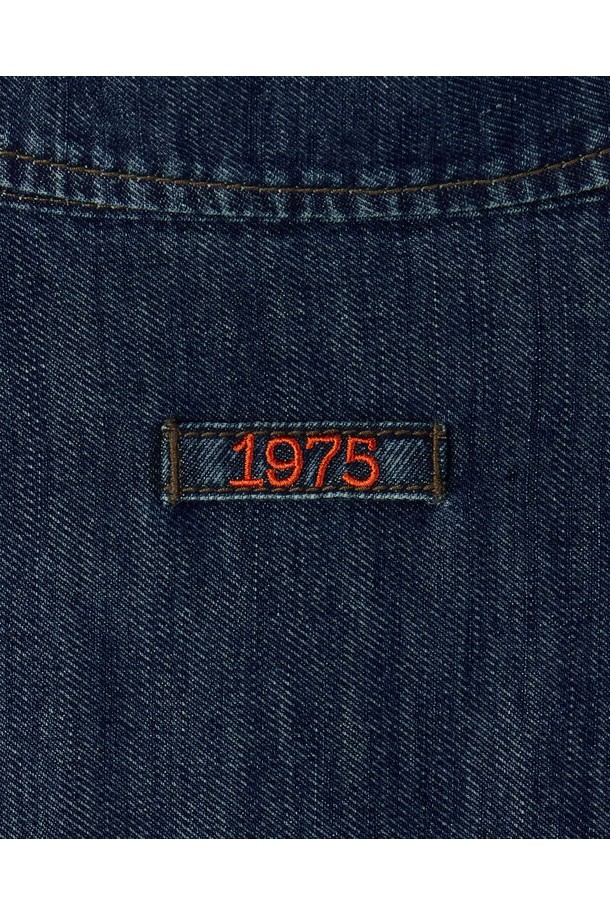 인디고 컬러의 DENIM PADDED SHACKET (데님 패디드 셔켓)입니다. 남성용 셔켓으로, 캐주얼, 미니멀, 클래식 스타일을 연출하기 좋습니다. 봄, 가을, 겨울 계절에 두껍게 착용하기 좋으며, 데일리룩이나 출근룩으로 활용하기 좋습니다. 무지 디자인에 레귤러 핏으로 제작되었으며, 버튼 여밈 방식과 긴 소매 기장이 특징입니다. 외부 포켓과 스티치 디테일, 패딩 안감으로 보온성을 더했습니다.
