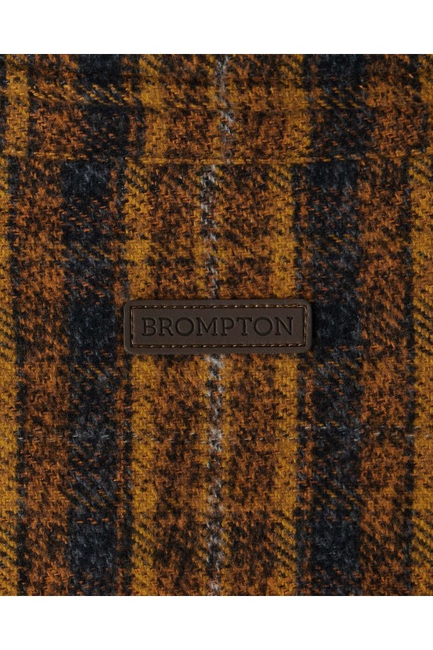 WOVEN PATCH FLANNEL SHACKET - 오렌지 (P254UPD432)는 유니섹스 디자인의 셔켓으로, 캐주얼, 고프코어, 미니멀 스타일을 아우릅니다. 네이비와 오렌지 두 가지 색상으로 출시되었으며, 봄, 가을, 겨울에 착용하기 적합합니다. 두껍고 부드러운 촉감의 면, 나일론, 폴리에스테르 혼방 소재로 제작되었으며, 셔츠와 재킷의 중간 형태인 셔켓 디자인에 체크 패턴이 돋보입니다. 오버핏 또는 세미오버핏으로 편안하게 착용 가능하며, 긴 소매와 아웃도어 디테일, 패치 포켓, 안감 (폴리에스터, 패딩)의 디테일이 특징입니다. 단추로 여미는 방식이며, 일상 및 아웃도어 활동에 모두 적합합니다.
