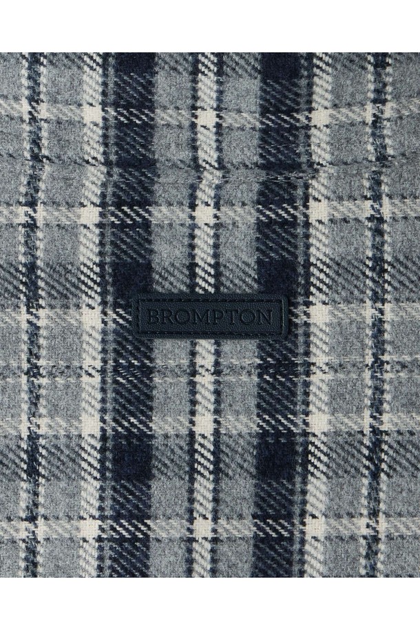 네이비 컬러에 체크 패턴이 돋보이는 WOVEN PATCH 플란넬 셔켓입니다. 3oz 패딩 충전으로 가볍고 따뜻하게 착용 가능하며, 간절기 아우터 또는 겨울철 이너로 활용하기 좋습니다. 면, 나일론, 폴리에스터 혼방 소재로 제작되어 편안한 착용감을 선사합니다. 우븐 배색 포켓 디테일로 포인트를 더했으며, 버튼 여밈 방식으로 클래식하고 캐주얼한 스타일을 연출합니다. 여행룩, 미니멀룩 등 다양한 스타일링에 활용하기 좋은 데일리 셔켓입니다.
