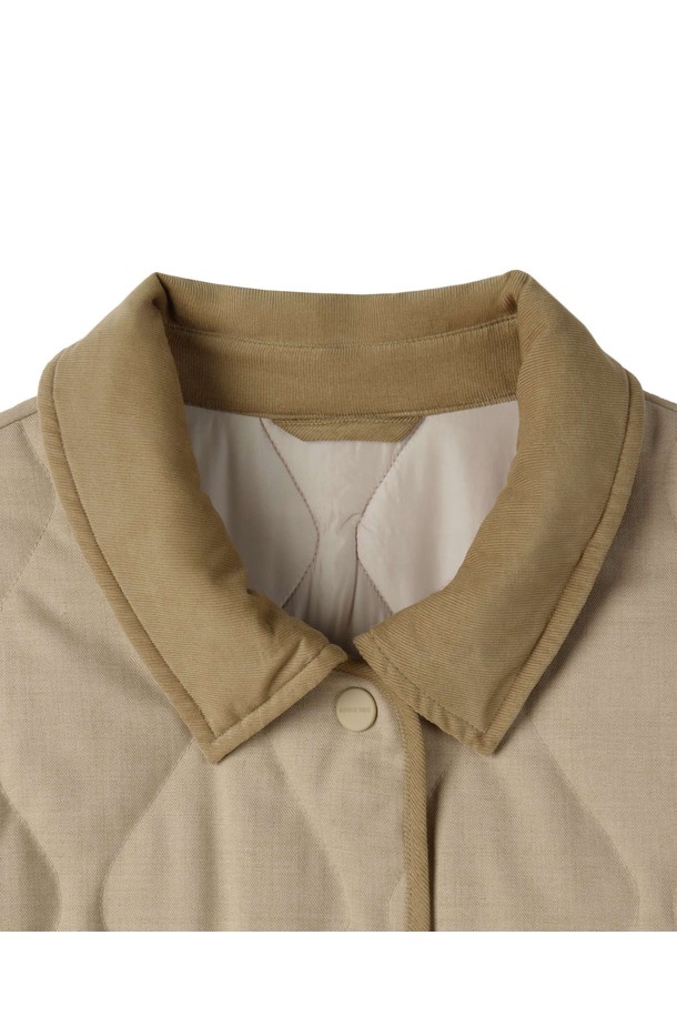 W 후드 탈부착 패딩 재킷 - 베이지 (P254WPD135)는 겨울철 따뜻함과 스타일을 동시에 만족시키는 여성용 패딩 점퍼입니다. 캐주얼, 베이직 스타일로 일상에서 편안하게 착용할 수 있으며, 출근룩, 산책룩 등 다양한 TPO에 활용 가능합니다. 부드러운 촉감의 나일론, 폴리에스테르 혼방 소재로 제작되어 두꺼운 두께감으로 뛰어난 보온성을 제공합니다. 후드 탈부착 기능과 퀼팅 디자인으로 실용성과  세련된 디자인을 더했습니다. 레귤러 핏, 긴 소매, 집업 여밈 방식으로 편안한 착용감을 선사합니다.
