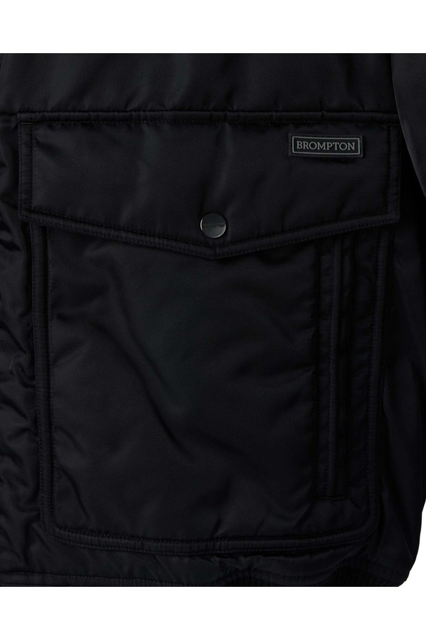 블랙 컬러의 봄버 패디드 점퍼(BOMBER PADDED JUMPER)입니다. 남녀 공용으로 착용 가능하며, 캐주얼 및 스포티한 스타일을 연출하기 좋습니다. 두꺼운 두께감과 부드러운 촉감의 폴리에스테르 소재로 제작되어 가을, 겨울 시즌에 따뜻하게 입을 수 있습니다. MA-1 스타일의 볼륨감 있는 패딩과 립 디테일이 돋보이며, 크롭 기장과 오버핏으로 트렌디함을 더했습니다. 집업 형태로 간편하게 착용할 수 있으며, 캐주얼, 스포티, 미니멀한 스타일을 즐기는 분들에게 추천합니다.
