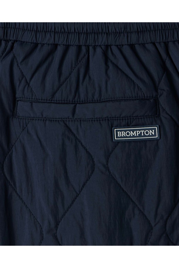 네이비 색상의 W 패딩 버뮤다 트라우저스(W 패딩 버뮤다 트라우저스 - D/NAVY, P254WHP133)는 여성용 패딩 버뮤다 팬츠입니다. 봄, 가을, 겨울, 세련된 스타일 연출에 적합하며, 일상적인 착용에 용이합니다. 가볍고 뛰어난 보온성을 자랑하며, 은은한 광택감의 나일론, 폴리에스터 혼방 소재로 제작되었습니다. 사각 킬팅 패턴과 E-BAND 밴딩, 브롬톤 시그니처 실리콘 와펜이 특징이며, WEATHER WATER APPROVED RESISTANCE 기능으로 가벼운 방수 기능까지 갖췄습니다. 겨울철 데일리룩, 산책룩, 여행룩 등 다양한 TPO에 미니멀, 캐주얼, 클래식 스타일을 더해 활용하기 좋습니다.
