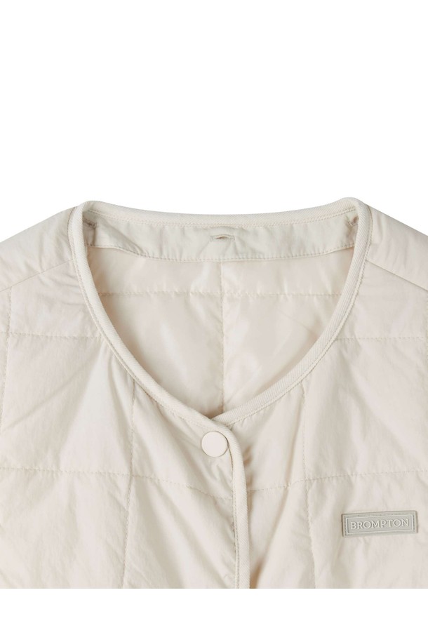 아이보리 컬러의 W COLLAR DETACHABLE PADDED VEST (더블유 칼라 탈착식 패딩 베스트)는 가을, 겨울철에 착용하기 좋은 여성용 패딩 베스트입니다. 두꺼운 두께감으로 보온성을 높였으며, 카라 부분을 탈착하여 다양한 스타일을 연출할 수 있습니다. 캐주얼, 미니멀, 클래식 스타일을 즐겨 입는 분들께 추천하며, 출근룩으로도 활용하기 좋습니다. 크롭 기장의 민소매 디자인으로, 레이어드하여 세련된 룩을 완성할 수 있습니다. 버튼 여밈 방식의 레귤러 핏으로 제작되었습니다.
