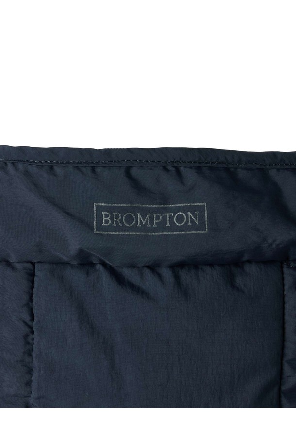 W 하프 슬리브 퀼티드 폰초 - D/네이비 (P254WPV133)는 캐주얼한 스타일의 여성용 아우터입니다. 봄, 여름, 가을, 겨울 사계절 모두 착용 가능하며, 일상복으로 활용하기 좋습니다. 넉넉한 루즈핏에 네이비 컬러, 퀼팅 패턴과 삼각 퀼팅 무늬가 특징입니다. 부드러운 촉감의 나일론, 폴리에스테르 혼방 소재로 제작되었으며, 중간 두께감으로 편안하게 착용할 수 있습니다. 사이드 스냅 버튼과 케이프 스타일 변형이 가능하며, 테이프 디자인이 돋보입니다.
