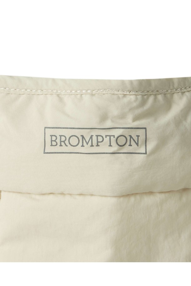 W 하프 슬리브 퀼티드 폰초 - L/베이지 (P254WPV133)는 베이지 및 네이비 컬러로 출시된 여성용 아우터입니다. 봄, 여름, 가을, 겨울 모두 착용 가능하며, 캐주얼, 미니멀, 클래식 스타일을 연출할 수 있습니다. 광택 나일론 소재에 삼각형 퀄팅 패턴이 돋보이며, 케이프 스타일과 사이드 스냅 버튼, 테이프 디자인으로 포인트를 더했습니다. 루즈핏의 레귤러 기장으로 편안하게 착용할 수 있으며, 반소매 디자인과 부드러운 촉감이 특징입니다. 동네 마실룩, 여행룩, 겨울 데일리룩 등 다양한 TPO에 활용하기 좋습니다.
