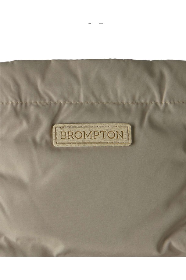 베이지 컬러의 여성용 하이브리드 후드 다운입니다. 캐주얼하고 스포티한 스타일로, 겨울철 일상룩과 출근룩, 여행룩에 모두 활용하기 좋습니다. 나일론과 폴리에스테르 혼방 소재로 제작되어 부드러운 촉감을 제공하며, 두꺼운 두께감으로 뛰어난 보온성을 자랑합니다. 크롭 기장에 집업 스타일로 간편하게 착용 가능하며, 니트 소매와 후드, 하이브리드 디자인이 특징입니다. 경량 소재로 활동성을 높였으며, 겨울철 추위 속에서도 따뜻하고 편안하게 스타일을 연출할 수 있습니다.
