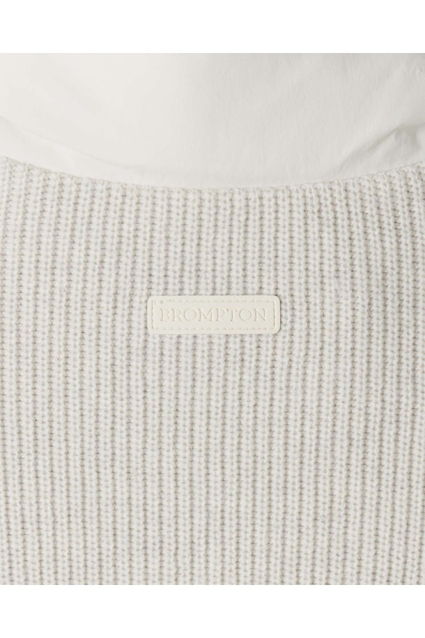 **W 하이브리드 다운 - 아이보리 (P254WDW450)**는 여성용 점퍼로, 겨울철 일상에서 따뜻함과 스타일을 동시에 만족시키는 아이템입니다. 부드러운 촉감의 나일론 소재와 두꺼운 두께감으로 뛰어난 보온성을 제공하며, 하이브리드 다운 구조와 니트 소매 디자인으로 활동성을 더했습니다. 레귤러핏으로 제작되어 베이직하면서도 캐주얼한 스타일을 연출하며, 집업 여밈 방식과 긴 소매 기장으로 편안함을 선사합니다. 무지 디자인의 아이보리 컬러는 어떤 옷에도 쉽게 매치하여 미니멀하고 클래식한 분위기를 낼 수 있습니다.
