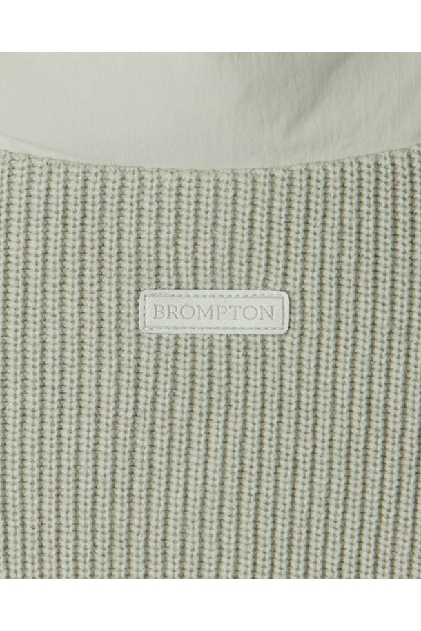 W 하이브리드 다운 - 민트 (P254WDW450)는 여성용 하이브리드 다운 점퍼입니다. 캐주얼, 스포티 스타일의 겨울철 일상복으로, 여행룩, 산책룩에 적합합니다. 민트 컬러의 무지 디자인에 레귤러핏, 레귤러 기장의 상의로 제작되었습니다. 나일론과 폴리에스테르 소재로 제작되어 부드러운 촉감을 제공하며, 보온성과 경량성을 갖춘 두꺼운 두께의 집업 방식 다운 코트입니다. 니트 소매 디테일과 하이브리드 구조가 특징입니다.
