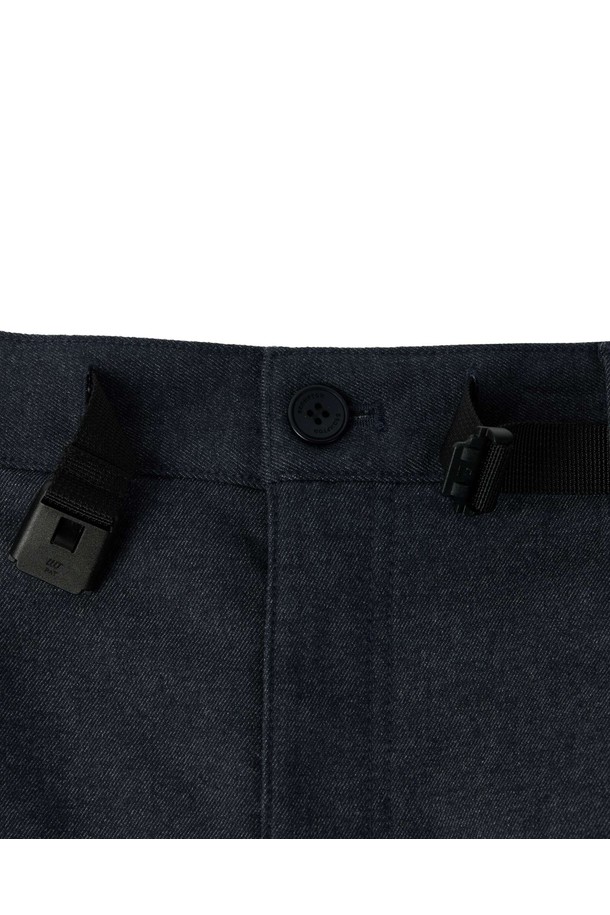 W 릴랙스 테이퍼드 트라우저 - 인디고 (P254WPT130)는 여성용 바지입니다. 봄, 가을에 어울리는 캐주얼하고 베이직한 스타일의 긴 바지로, 릴랙스핏과 테이퍼드 핏으로 편안함을 강조합니다. 톤 다운된 인디고 컬러의 무지 디자인이 특징이며, 다양한 상의와 매치하기 용이합니다. 일상복으로 활용하기에 적합한 아이템입니다. 
