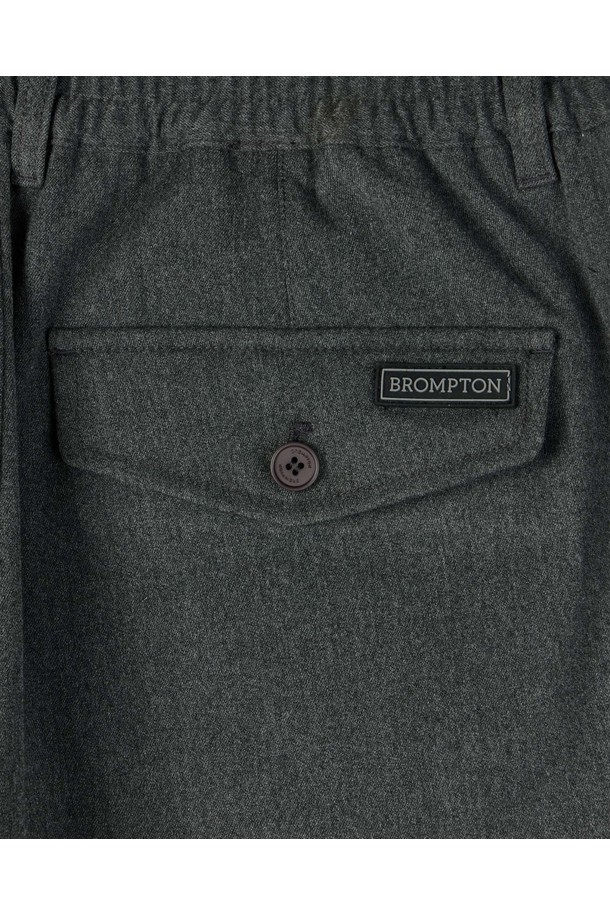 브러쉬드 트라우저 - C/그레이 (P254MPT141)는 남성용 바지로, 가을과 겨울에 착용하기 좋은 긴 기장의 울 소재 바지입니다. 부드러운 촉감의 레귤러핏으로, 베이직하고 클래식한 스타일을 연출합니다. 무지 디자인에 두꺼운 두께감으로 보온성을 높였으며, 브러쉬드 가공으로 고급스러운 느낌을 더했습니다. 오피스룩, 비즈니스 캐주얼, 출근룩 등 다양한 TPO에 활용 가능한 미니멀한 디자인의 바지입니다.
