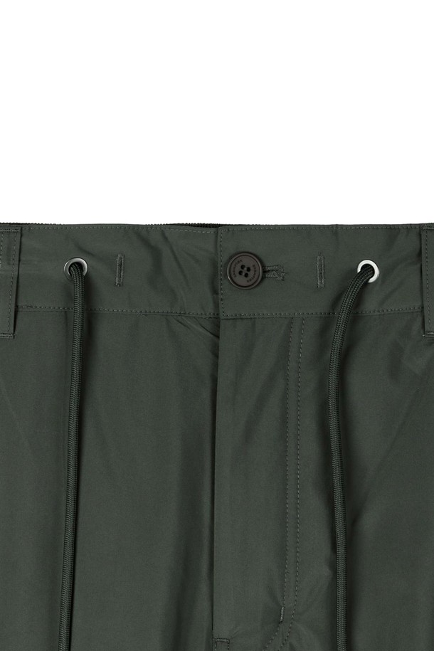 LYLEX (라이렉스) 라이닝 트라우저 - D/카키 (P254MPT142)는 남성용 바지로, 캐주얼 및 스포티 스타일을 모두 아우르는 미니멀한 디자인이 특징입니다. 얇고 부드러운 나일론 소재로 제작되어 봄, 여름, 가을에 시원하게 착용할 수 있으며, 레귤러 핏으로 편안한 착용감을 제공합니다. 허리 밴딩과 드로우스트링 디테일로 활동성을 높였으며, 무지 디자인의 긴 기장으로 다양한 스타일 연출이 가능합니다. D/카키 컬러로 어떤 상의와도 쉽게 매치하여 데일리룩을 완성할 수 있습니다.
