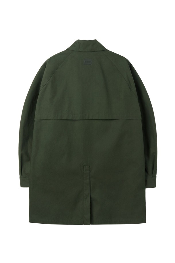올리브 컬러의 남성용 벤타일 코트입니다. 가을, 겨울 시즌에 적합하며, 클래식하고 밀리터리 스타일을 연출할 수 있습니다. 뻣뻣한 촉감의 두꺼운 벤타일 소재로 제작되었으며, 레귤러핏과 레귤러 기장으로 편안하게 착용 가능합니다. 플랩 포켓, 칼라 디자인, 버튼 커프스가 특징이며, 버튼 여밈 방식으로 디자인되었습니다. 출근룩, 비즈니스 캐주얼, 모임룩 등 다양한 TPO에 활용 가능하며, 클래식, 미니멀, 워크웨어 스타일을 즐기는 분들께 추천합니다.
