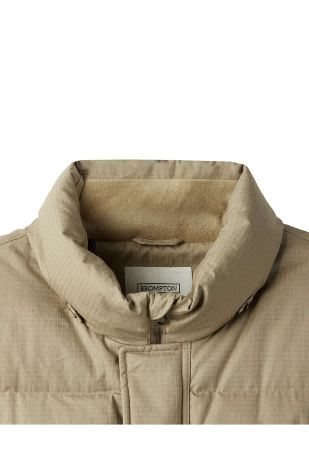 BRITISH CAMPER (브리티시 캠퍼) 헤비 다운 점퍼 - D/BEIGE (P254MDW455)는 겨울철 캠핑룩과 캐주얼 스타일을 위한 필수 아이템입니다. 넉넉한 오버핏에 부드러운 나일론 소재를 사용하여 편안한 착용감을 제공하며, 베이직하고 미니멀한 디자인으로 다양한 스타일 연출이 가능합니다. 두꺼운 두께감과 퀼팅 디테일, 포켓 디자인은 보온성과 실용성을 높여줍니다. 집업 방식으로 간편하게 착용할 수 있으며, 방풍 기능으로 추운 날씨에도 따뜻하게 몸을 보호해 줍니다.
