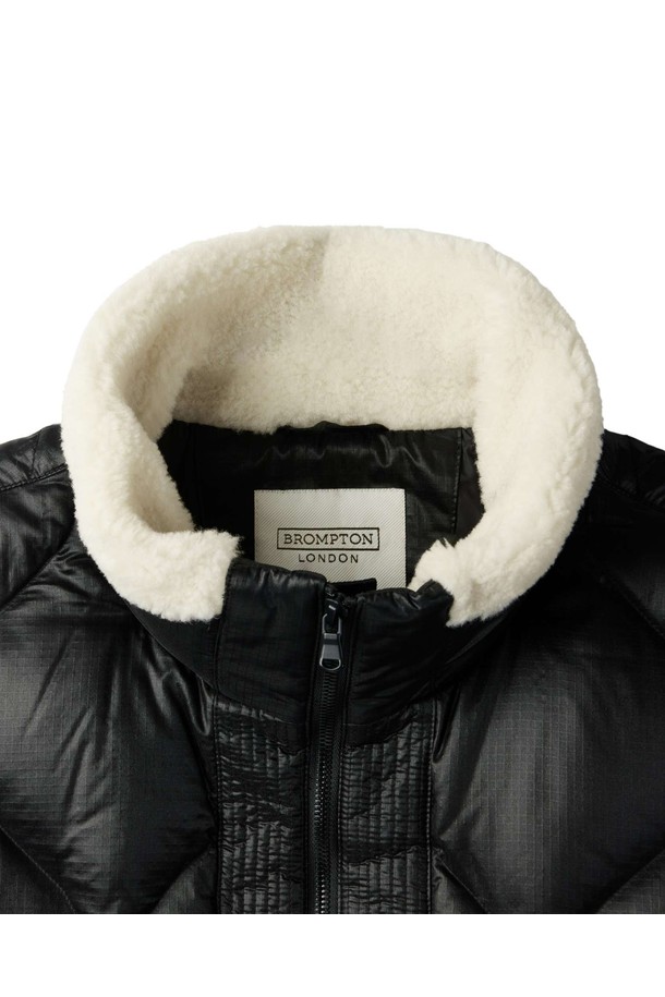 3 in 1 디테쳐블 다운 - 블랙(P254MDW457)은 겨울철 추위를 완벽하게 막아주는, 탈부착 가능한 3-in-1 기능의 다운 점퍼입니다. 일상과 여행을 아우르는 캐주얼 스타일에 미니멀하고 클래식한 무드를 더해 어떤 룩에도 훌륭하게 어울립니다. 부드러운 촉감의 나일론 소재를 사용하여 편안한 착용감을 선사하며, 레귤러 핏과 긴 소매 기장으로 활동성을 높였습니다. 보온성과 방수 기능을 갖춰 궂은 날씨에도 끄떡없으며, 집업 스타일로 간편하게 착용 가능합니다. 무지 디자인의 블랙 컬러로, 유행을 타지 않고 오랫동안 즐겨 입을 수 있습니다.
