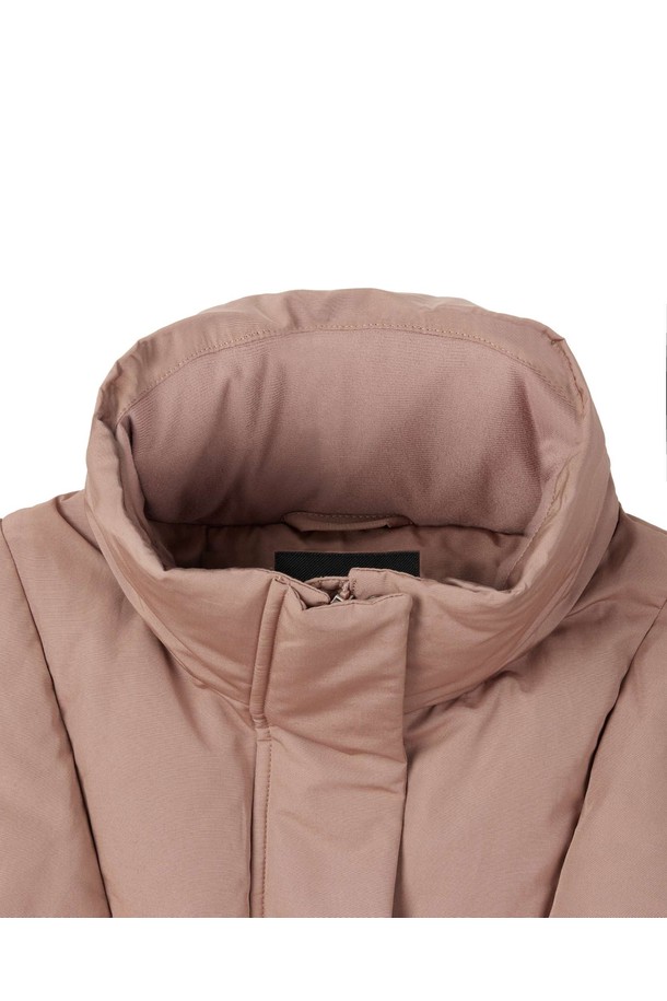 W 숏 다운 점퍼 - 핑크 (P254WDW137)는 부드러운 촉감의 나일론 소재로 제작된 여성용 겨울 다운 점퍼입니다. 캐주얼, 스포티 스타일을 연출하며 무지 패턴에 오버핏 디자인으로 편안한 착용감을 제공합니다. 크롭 기장의 숏패딩으로, 집업 여밈 방식과 긴소매 디자인이 특징입니다. 덕다운 충전재와 패딩 안감으로 보온성을 높였으며, 일상생활에서 폭넓게 활용할 수 있습니다. 
