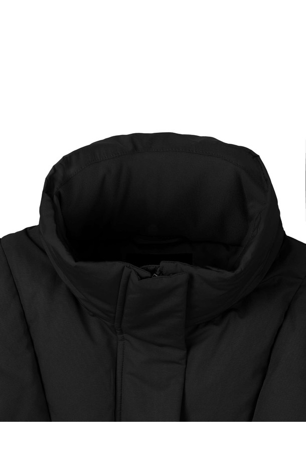 W 숏 다운 점퍼 - D/네이비 (P254WDW137)는 여성용으로 제작된 캐주얼 스타일의 숏패딩 점퍼입니다. 겨울철에 적합하며, 두꺼운 두께감과 부드러운 촉감의 나일론 소재로 제작되었습니다. 무지 디자인과 오버핏으로 편안한 착용감을 선사하며, 집업 방식과 긴소매 디자인이 특징입니다. 네이비 컬러의 다운패딩으로, 안감 또한 패딩 처리되어 보온성을 높였습니다.
