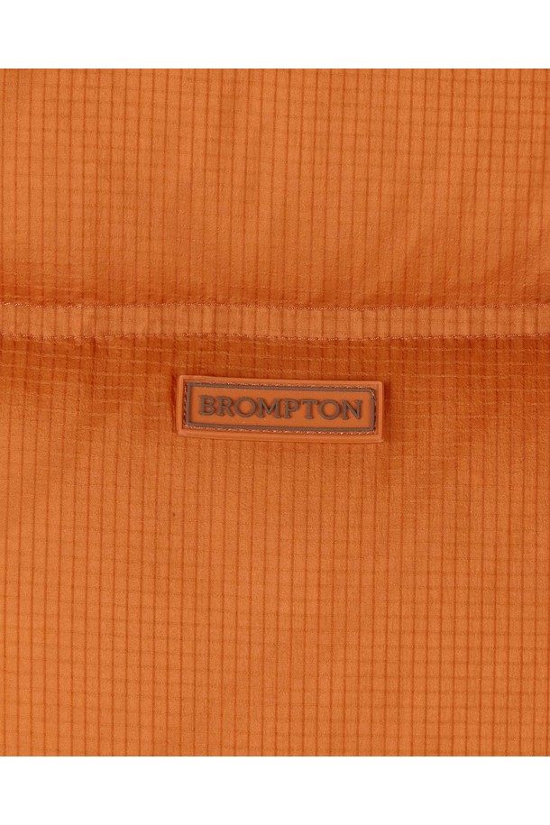 LIGHT SHELL HEAVY SHORT DOWN JUMPER - 오렌지 (P254UDW136)는 겨울철 따뜻함을 책임지는 오버핏 숏패딩입니다. 캐주얼, 미니멀, 시티보이 스타일을 아우르는 디자인으로, 무지 패턴과 하이넥, 푸퍼 스타일이 특징입니다. 두꺼운 두께감의 나일론 소재로 제작되어 보온성을 높였으며, 긴소매와 집업 여밈 방식으로 편안하게 착용할 수 있습니다. 일상생활에서 폭넓게 활용하기 좋은 다운 점퍼입니다.
