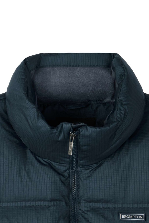 LIGHT SHELL HEAVY SHORT DOWN JUMPER - T/BLUE (P254UDW136)는 겨울철 따뜻함을 책임지는 남녀 공용 숏 패딩입니다. 스포티하면서도 캐주얼한 무드를 연출하며, 미니멀한 스타일을 추구하는 분들께 적합합니다. 톤 다운된 블루 컬러와 무지 디자인으로 어떤 옷에도 쉽게 매치할 수 있습니다. 숏 기장과 오버핏으로 트렌디함을 더했으며, 집업 스타일로 간편하게 착용 가능합니다. 나일론 소재로 제작되어 가볍고, 두꺼운 두께감과 보온 및 방수 기능을 갖춰 추운 날씨에도 끄떡없습니다.
