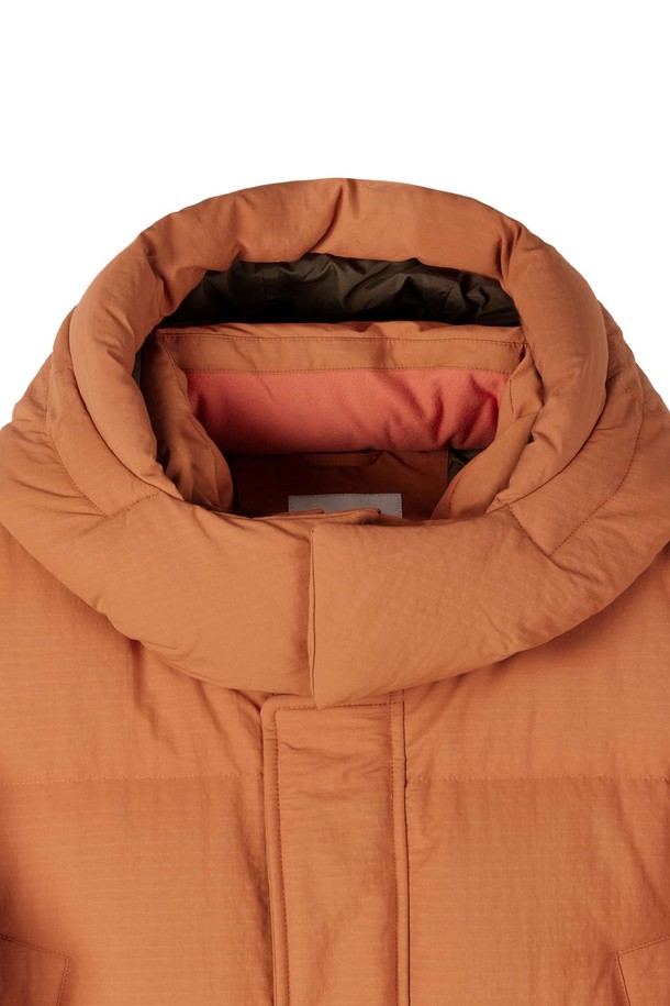 BRITISH CAMPER (브리티시 캠퍼) 미디 다운 점퍼 - 오렌지 (P254MDW452)는 추운 겨울 날씨에도 따뜻하고 스타일리시하게 연출할 수 있는 여성용 다운 점퍼입니다. 캐주얼, 미니멀, 고프코어 스타일을 아우르는 디자인으로, 산책룩이나 캠핑룩에 잘 어울립니다. 오버핏, 두꺼운 두께감, 부드러운 촉감의 나일론 소재를 사용하여 편안한 착용감을 제공하며, 하이넥과 퍼프 소매, 포켓 디테일이 돋보입니다. 숏패딩 스타일의 미디 기장으로, 보온성과 방풍 기능을 갖춰 겨울철 따뜻함을 유지해 줍니다. 
