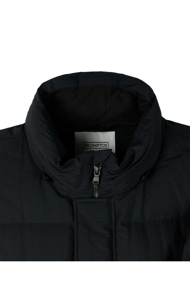 BRITISH CAMPER (브리티시 캠퍼) 미디 다운 점퍼 - 블랙 (P254MDW452)는 겨울철 보온성을 책임지는 필수 아이템입니다. 캐주얼하고 베이직한 스타일의 무지 디자인으로, 다양한 스타일에 매치하기 좋습니다. 넉넉한 두께감과 부드러운 촉감의 나일론 소재를 사용하여 편안한 착용감을 선사합니다. 톤온톤 블랙 컬러에 레귤러 핏, 후드와 포켓 디테일로 실용성을 더했습니다. 집업 방식으로 간편하게 착용할 수 있으며, 보온과 방풍 기능으로 추운 날씨에도 따뜻하게 몸을 보호해 줍니다.
