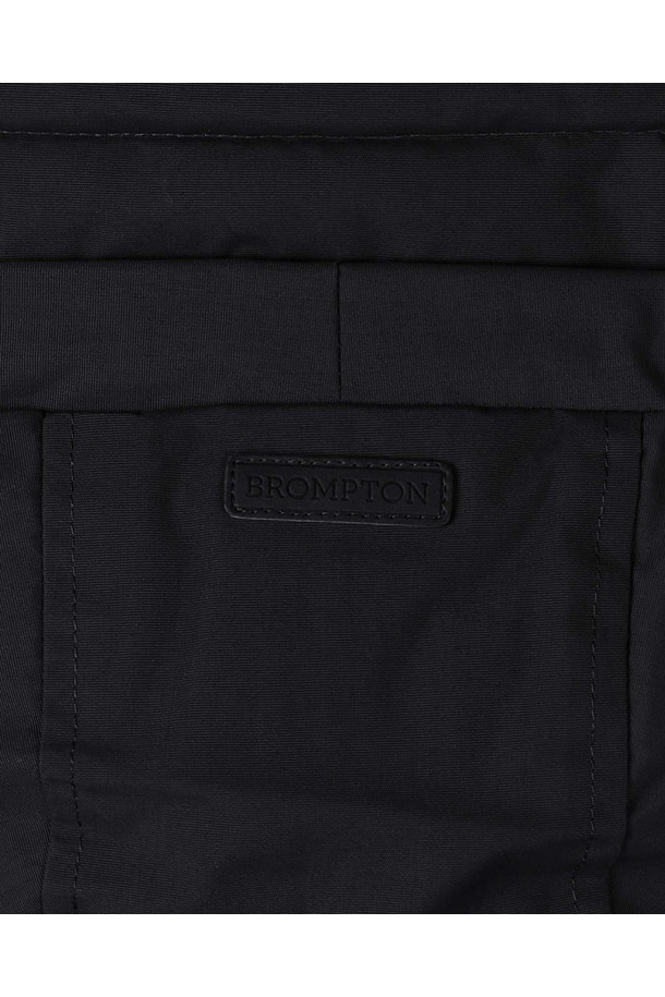 CODURA 롱 다운 점퍼 - 블랙 (P254MDW458)는 여성용 겨울 점퍼입니다. 베이직한 스타일의 무지 디자인으로, 출근룩에 적합하며 미니멀, 클래식, 캐주얼 스타일을 연출할 수 있습니다. 롱 기장의 블랙 컬러 다운 점퍼로, 두꺼운 두께감과 부드러운 촉감의 나일론 소재를 사용하여 보온성을 높였습니다. 긴 소매, 집업 여밈 방식, 후드와 패딩 디테일이 특징이며, 래귤러 핏으로 제작되었습니다.
